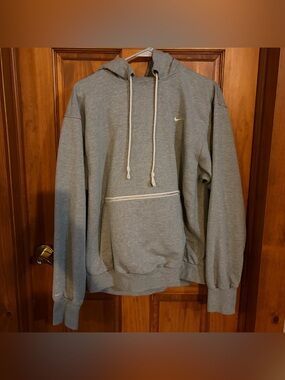 Nike Standard issue Dry Fit Men’s pull over Basketball Hoodie